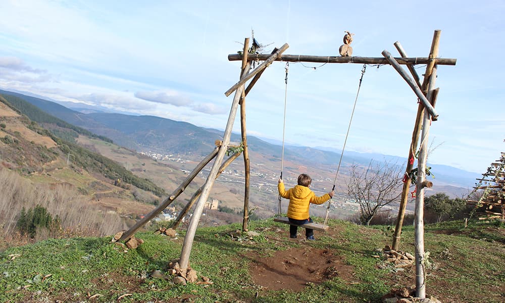 Columpio Corullón con niños