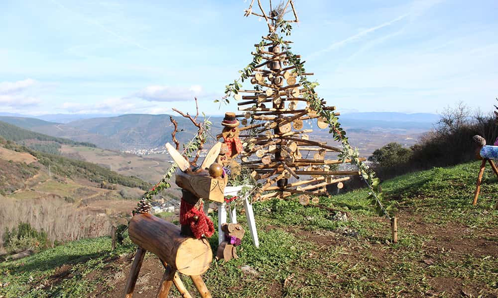 Figuras y Árbol de navidad columpio Corullón