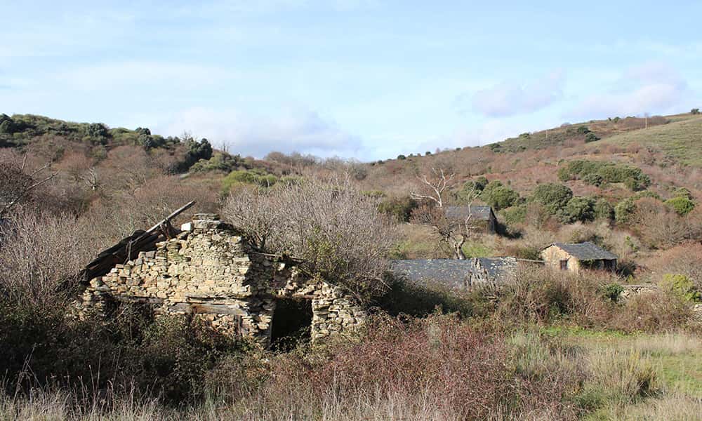 cabañas cerca del columpio de corullón